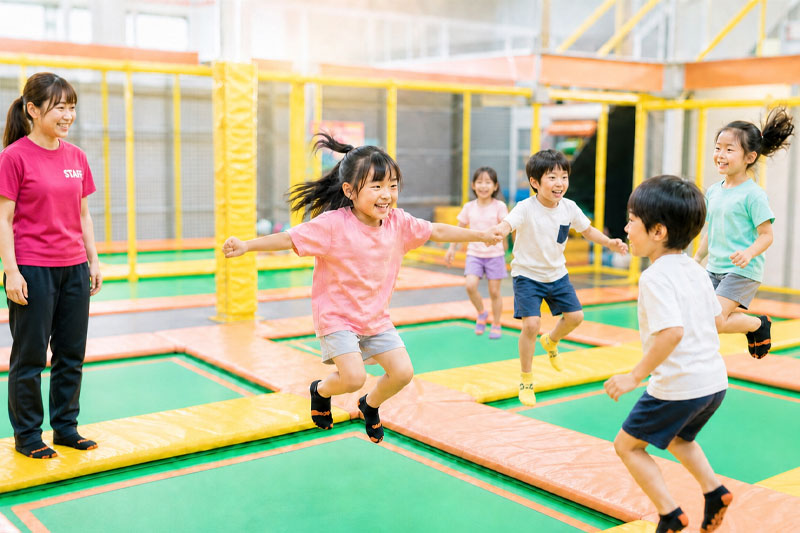 男性スタッフが補助する画像