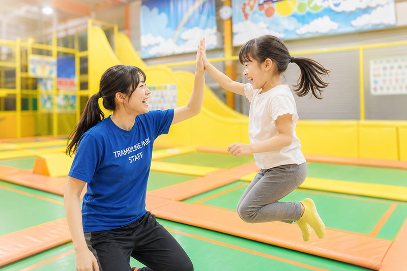 女性スタッフがスポンジプールでいっしょに遊ぶ画像