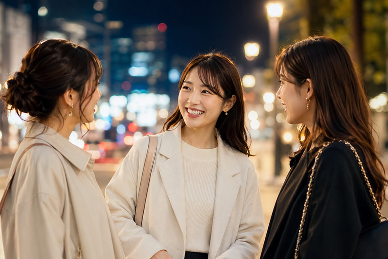夜の街でほかの女性ふたりと合流する画像