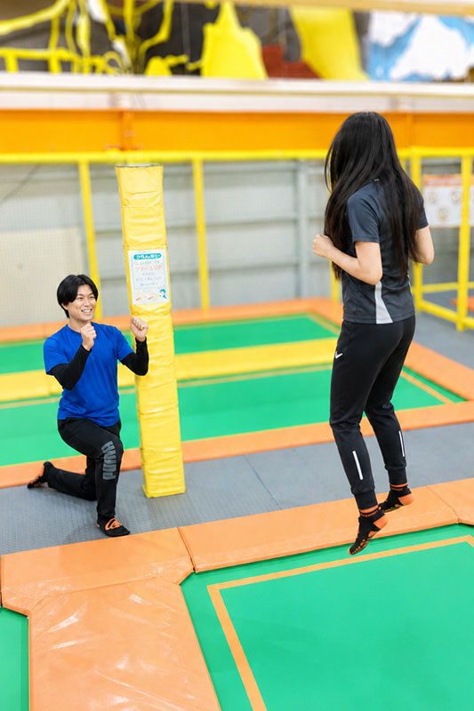 スタッフが女性になにかレクチャーする画像（どちらもまじめな顔）