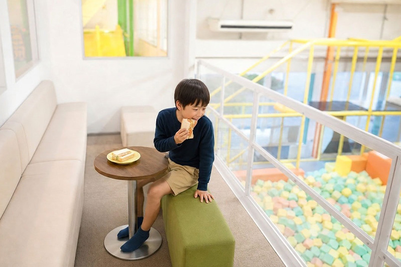 観覧席でサンドイッチを食べる画像