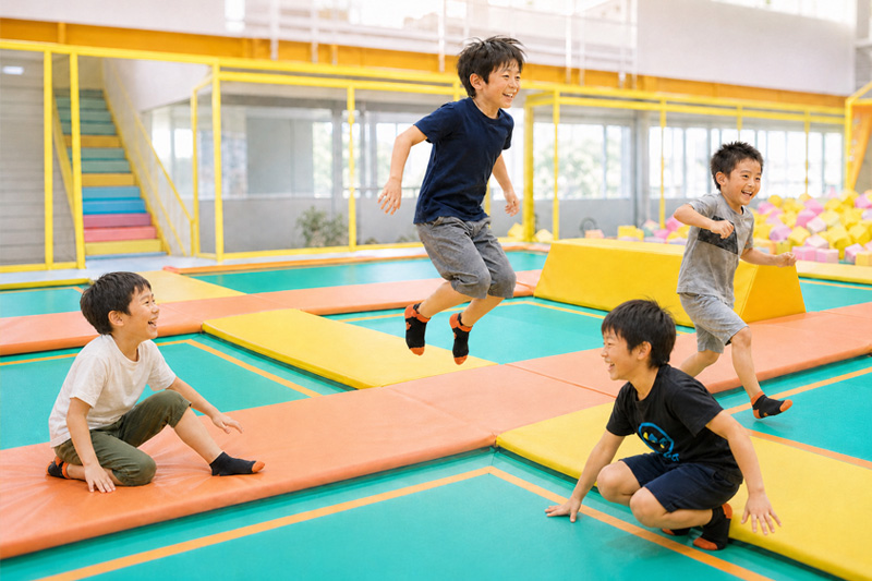 子供が遊んでいる画像