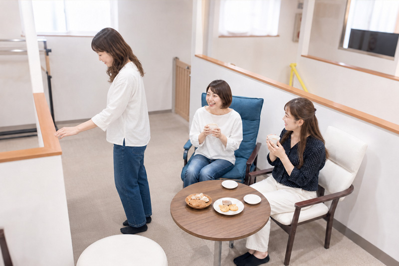 フリーエリアで遊ぶ子どもの写真。できればふかんでフリーエリアも映り込んでほしい