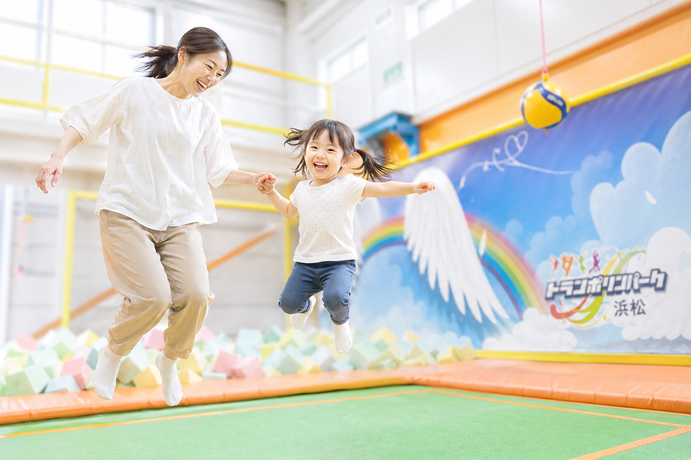 学校帰りぽい風貌の高校生カップル4人が遊んでいる画像