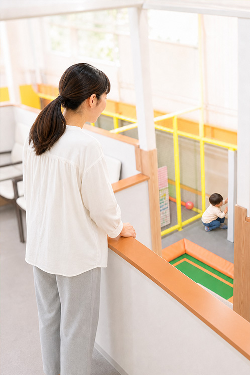 タブレットに残り時間が表示されているのに気づくお母さんの画像
